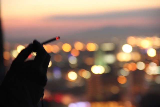 Bazen, bir sigara yakarsın…